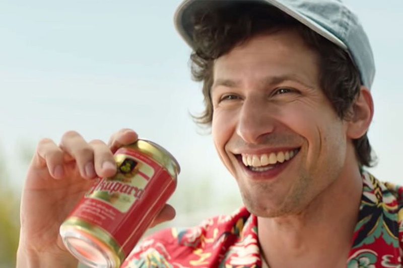 اندی سمبرگ در حال خوردن نوشیدنی در&nbsp;فیلم&nbsp;Palm Springs